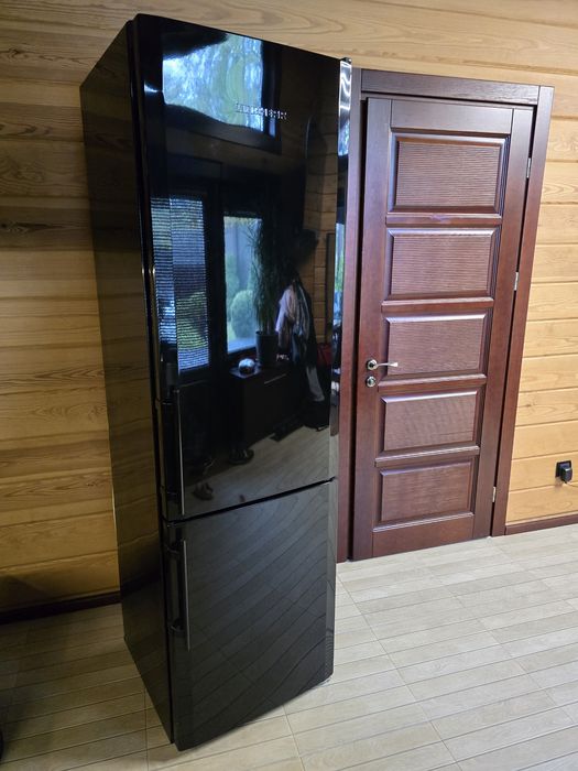 Холодильник Либхер LIEBHERR чорного кольору