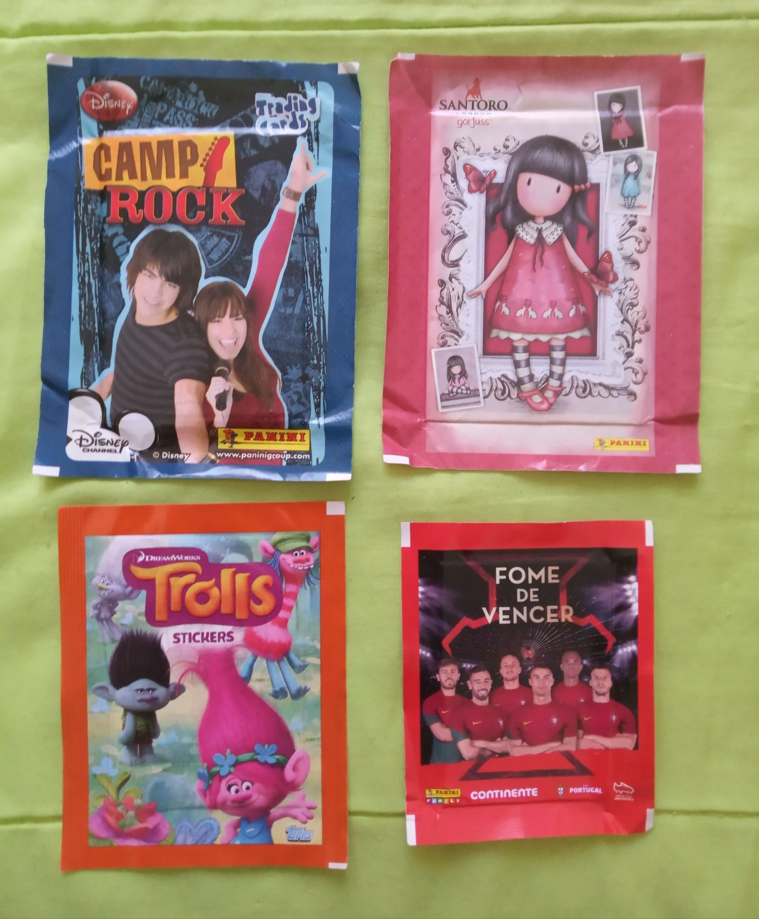 Lote de 32 SAQUETAS de CROMOS
