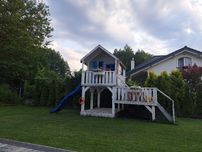 Domek drewniany, plac zabaw, zjeżdżalnia