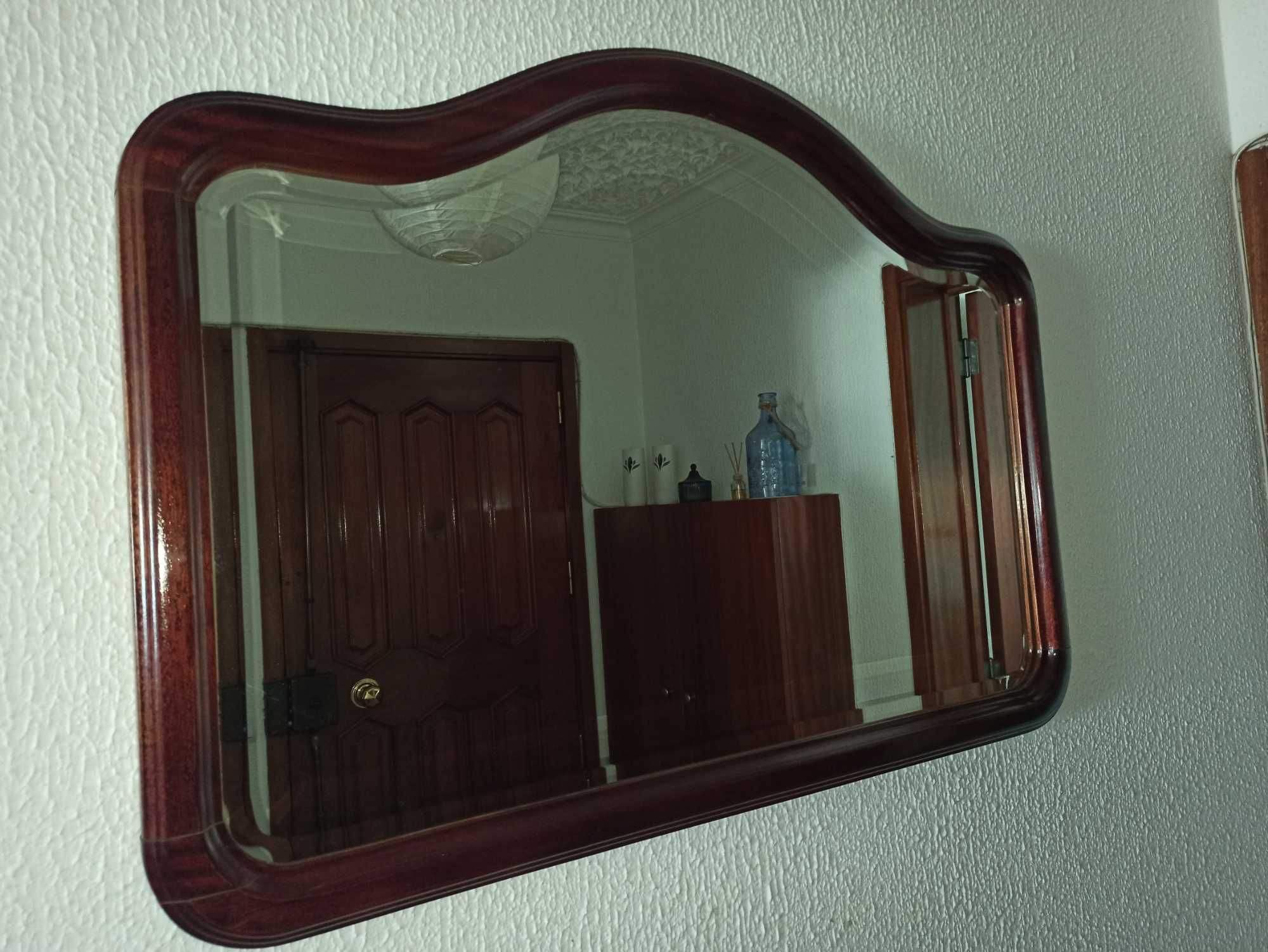 Espelho com moldura de madeira mogno