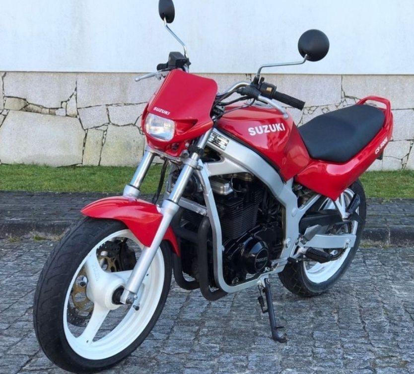 Troco por carro Suzuki gs 500 impecável a nivel geral muito material