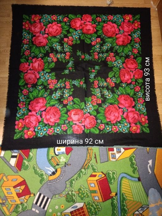 Хустки різних розмірів ціною від 70 грн до 300 грн.