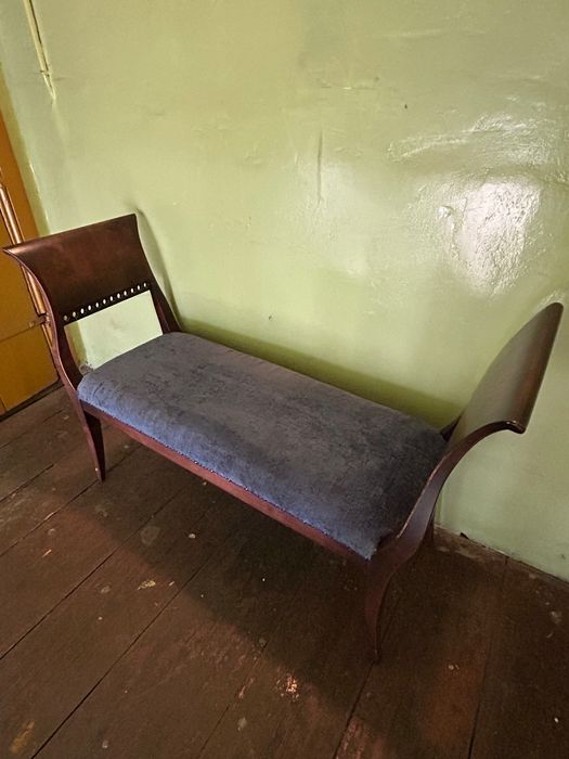 Tapicerowana drewniana ławka