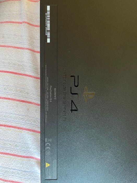 PlayStation 4 com comando e jogos