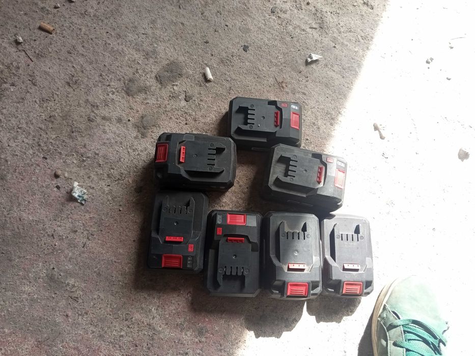 Vendo  conjunto de 7 baterias Parkside de 4 e 8 amperes