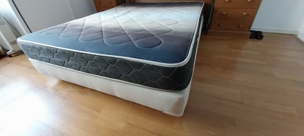 Sommier madeira revestido a tecido com pés + Colchão de molas