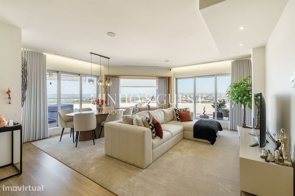 Penthouse T3 Luxuosa com Terraço Panorâmico c/ vista p/ Bom Jesus e Sa