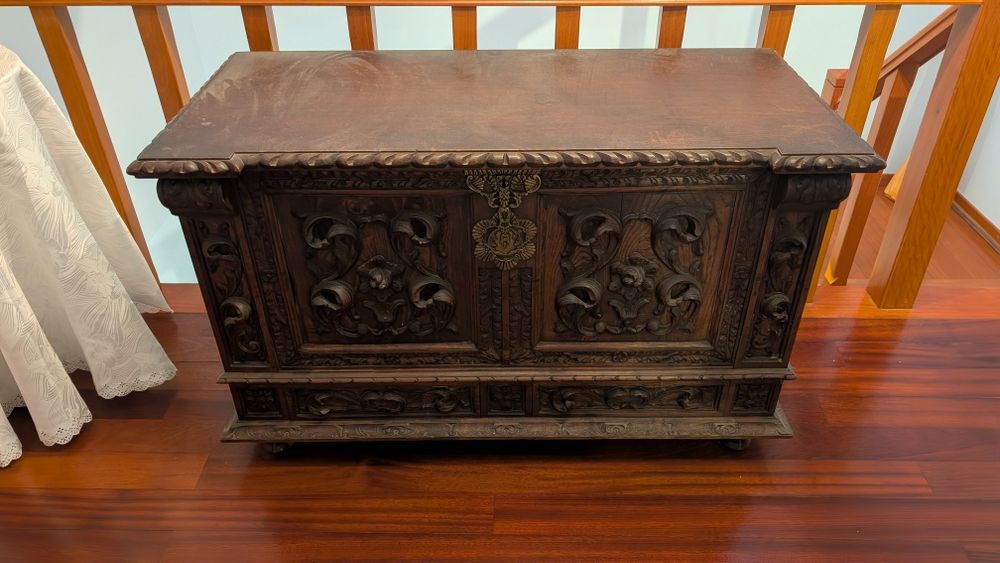 Arca antiga em madeira maciça