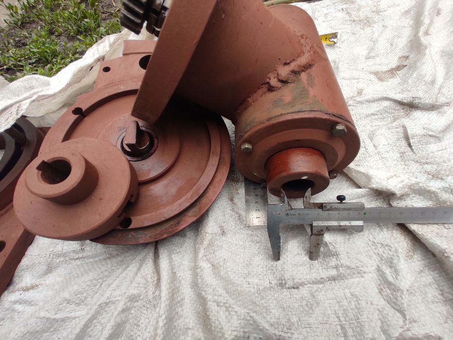 Вертикально-фрезерний привід (частина) без стола, двигуна і станини дл