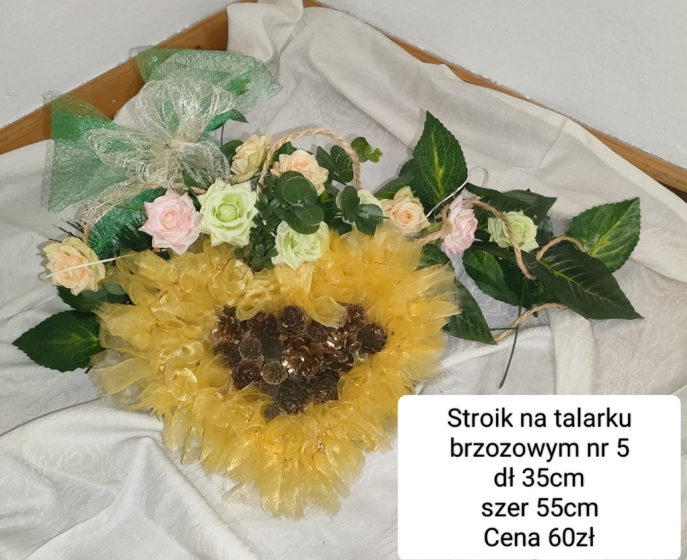 Stroik na brzozowym talarku na grób ze sztucznych kwiatów nr 5
