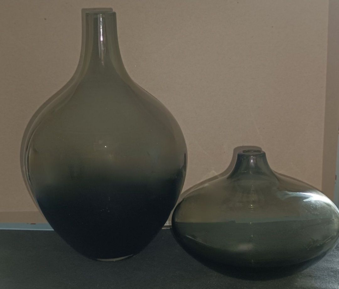 1) jarra e flores de cerâmica ou 2) conjunto 2 jarras vidro