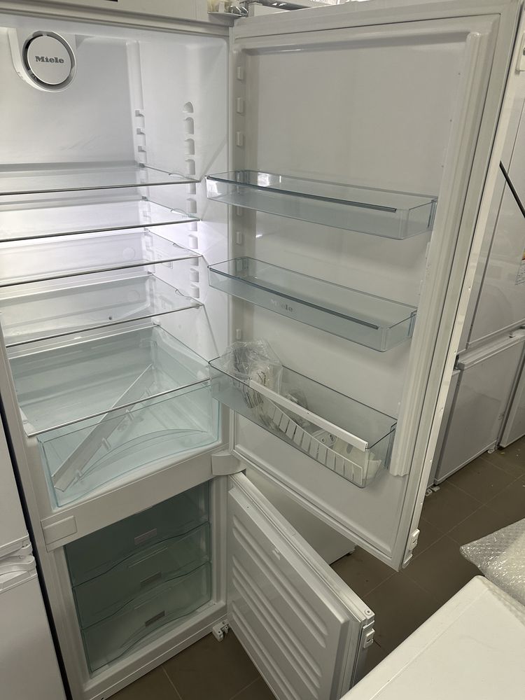 Вбудований холодильник під забудову Miele KDN 37132 iD