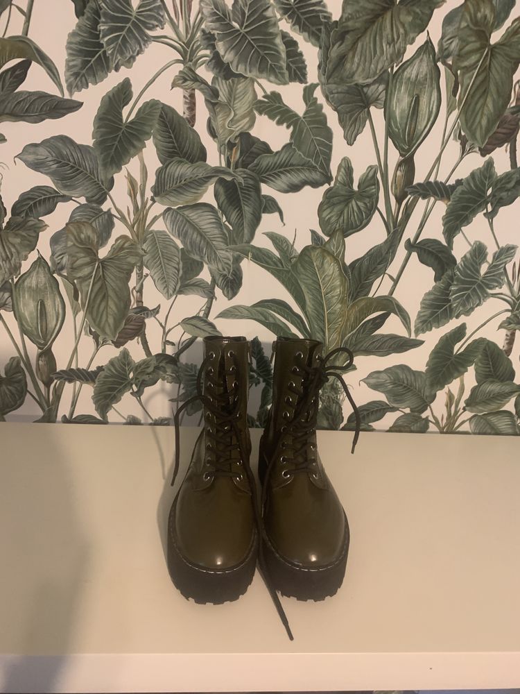 Zielone khaki buty Divided 38 w stylu Dr. Martens na platformie