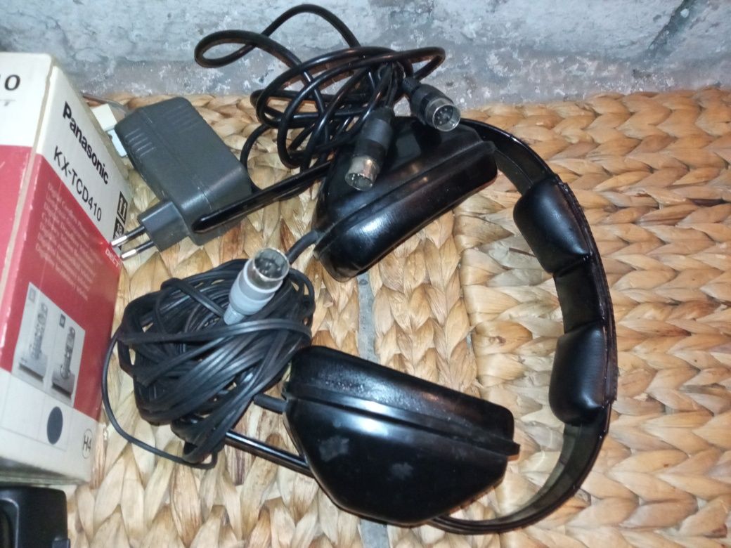 stare słuchawki audio i dwa telefony Panasonic z okresu prl