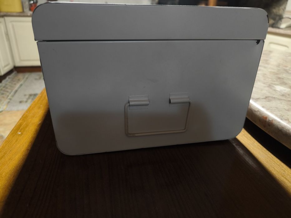 Caixa metálica branca com fechos.
Caixa metálica de cor branca, ideal