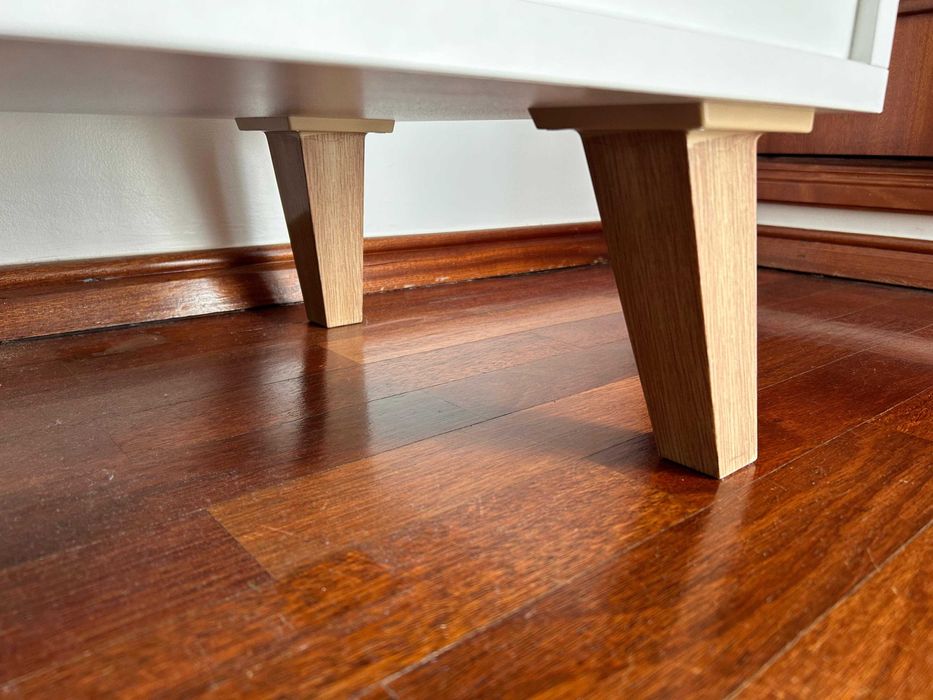 Base/Móvel de TV moderno branco | Praticamente Novo | C:135 L:40 A:47