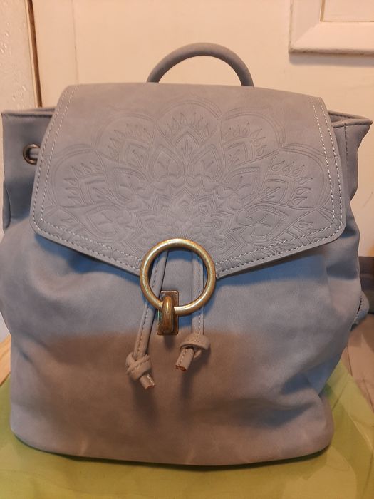 Mochila material tipo pele