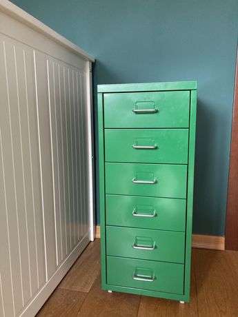 Zielona szafka z szufladami