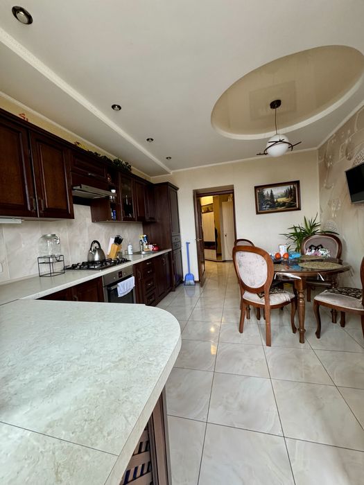 Продаж дворівневої квартири вул. Плугова