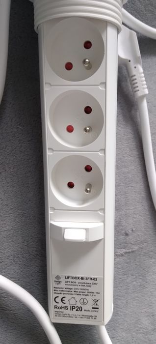Nowy przedłużacz wpuszczany w blat 230 V Lift Box