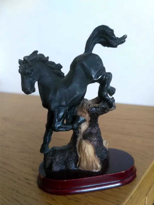 Figurka konia z żywicy