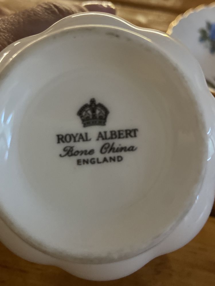 filiżanka  porcelana sygnowana Royal Albert England niebieska roża