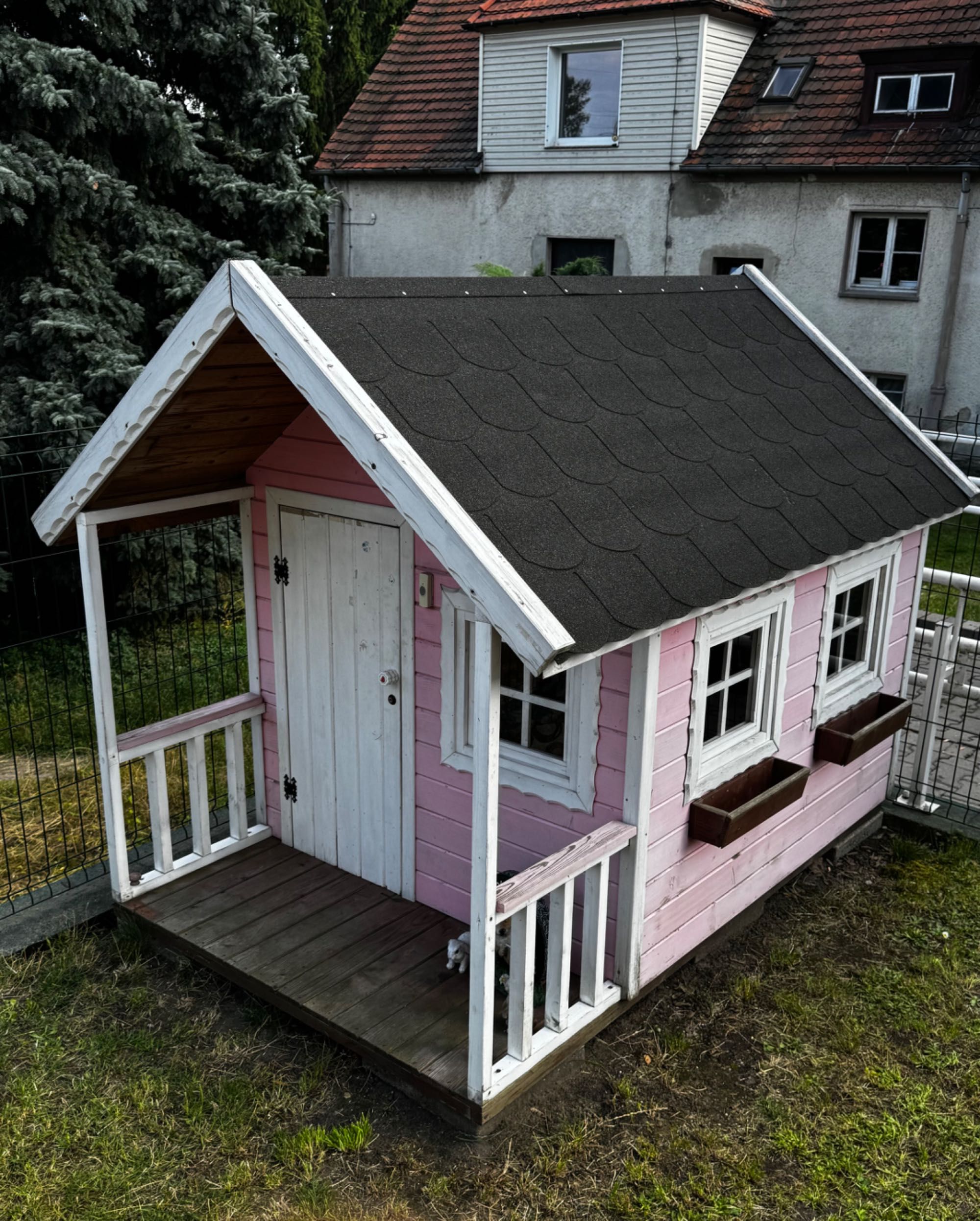 Drewniany domek ogrodowy dla dzieci