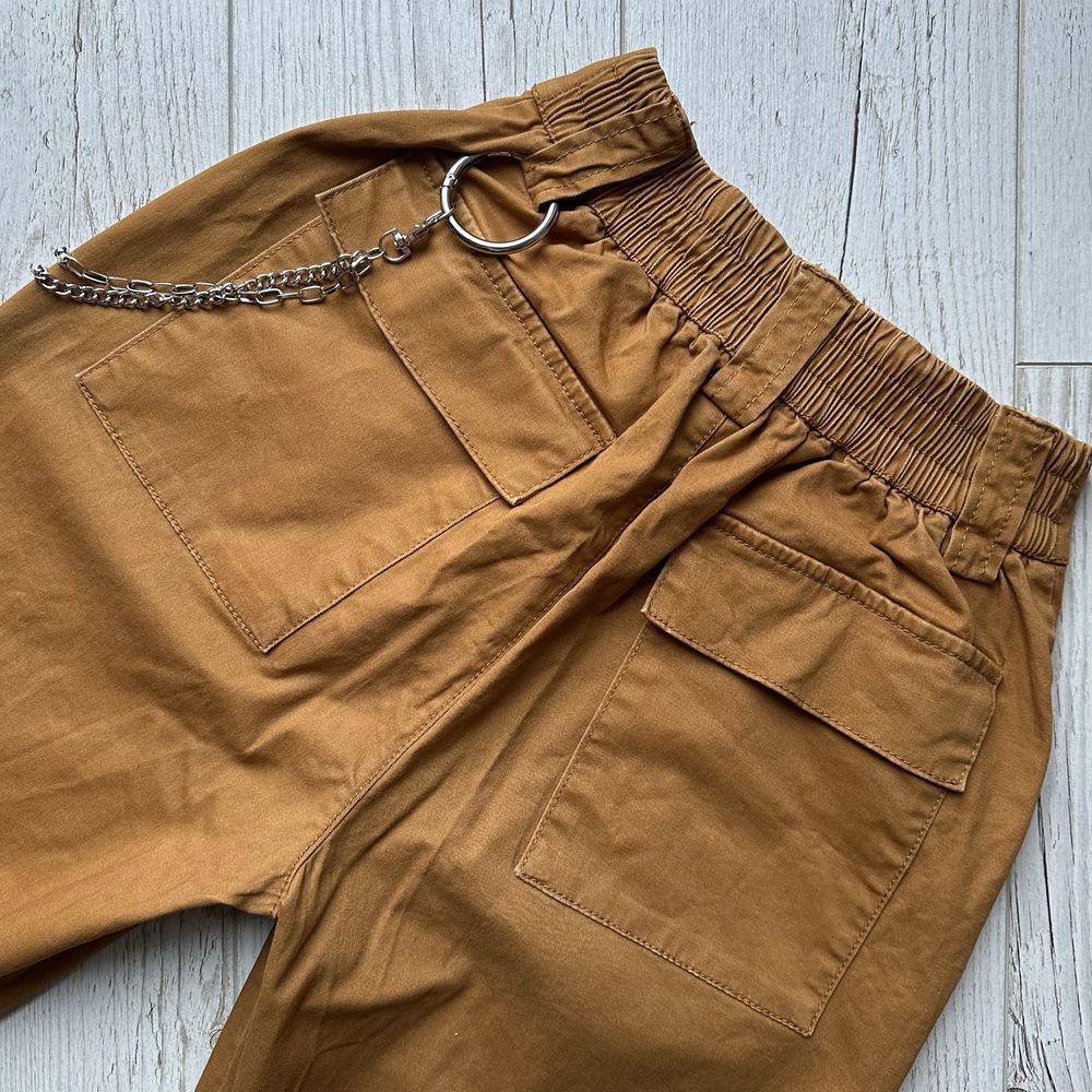 Karmelowe spodnie cargo z łańcuchem bojówki pull&bear XS