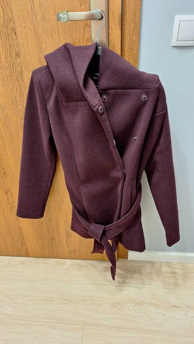 Śliwkowy płaszcz z wiązaniem – elegancja i styl na chłodne dni!