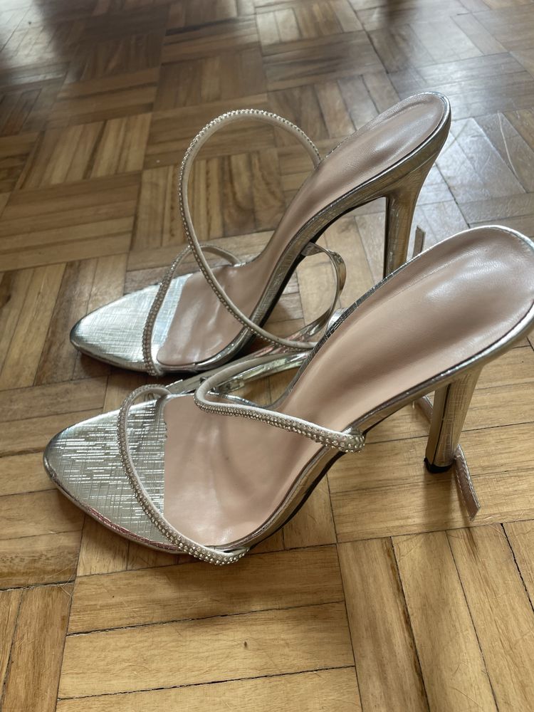 Sandalias prateadas com brilhos, 40