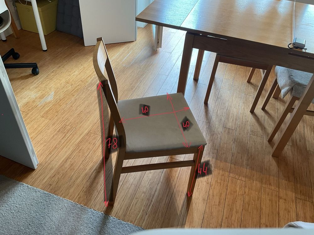 Stół rozkladany i 4 tapicerowane krzesła