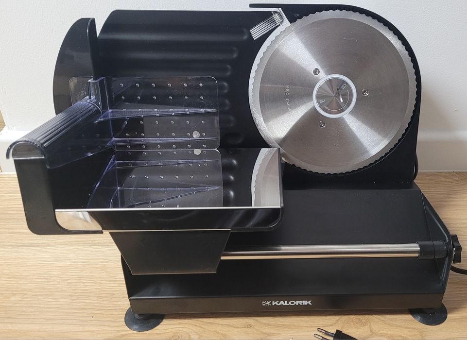 KRAJALNICA METALOWA 220W 2xOstrza do Chleba Wędlin Sera /stan jak nowa