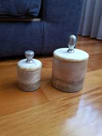 Conj. 2 peças decorativas-potes de madeira com tampa em mármore NOVAS
