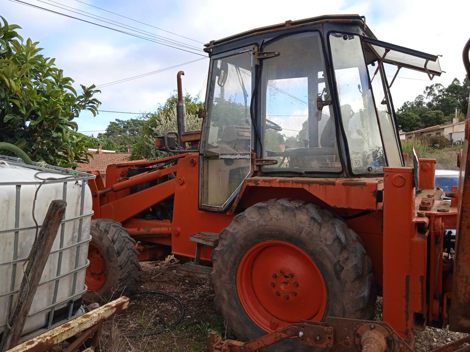 Retroescavadora FAI com motor perkins turbo