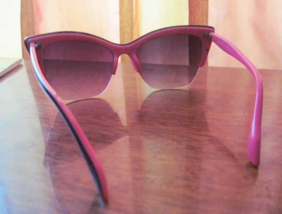 Продаются очки солнцезащитные с розовым кантиком