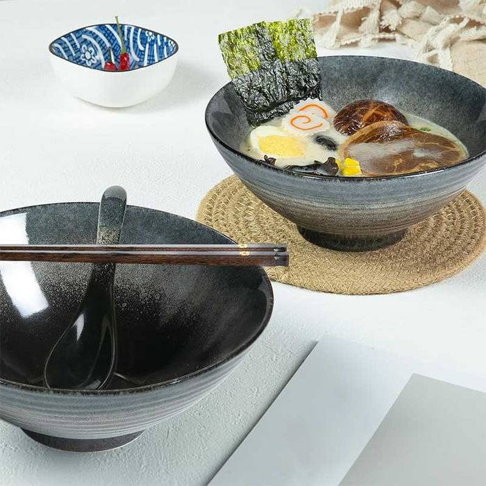 Zestaw ceramicznych misk do ramen z pałeczkami i łyżką