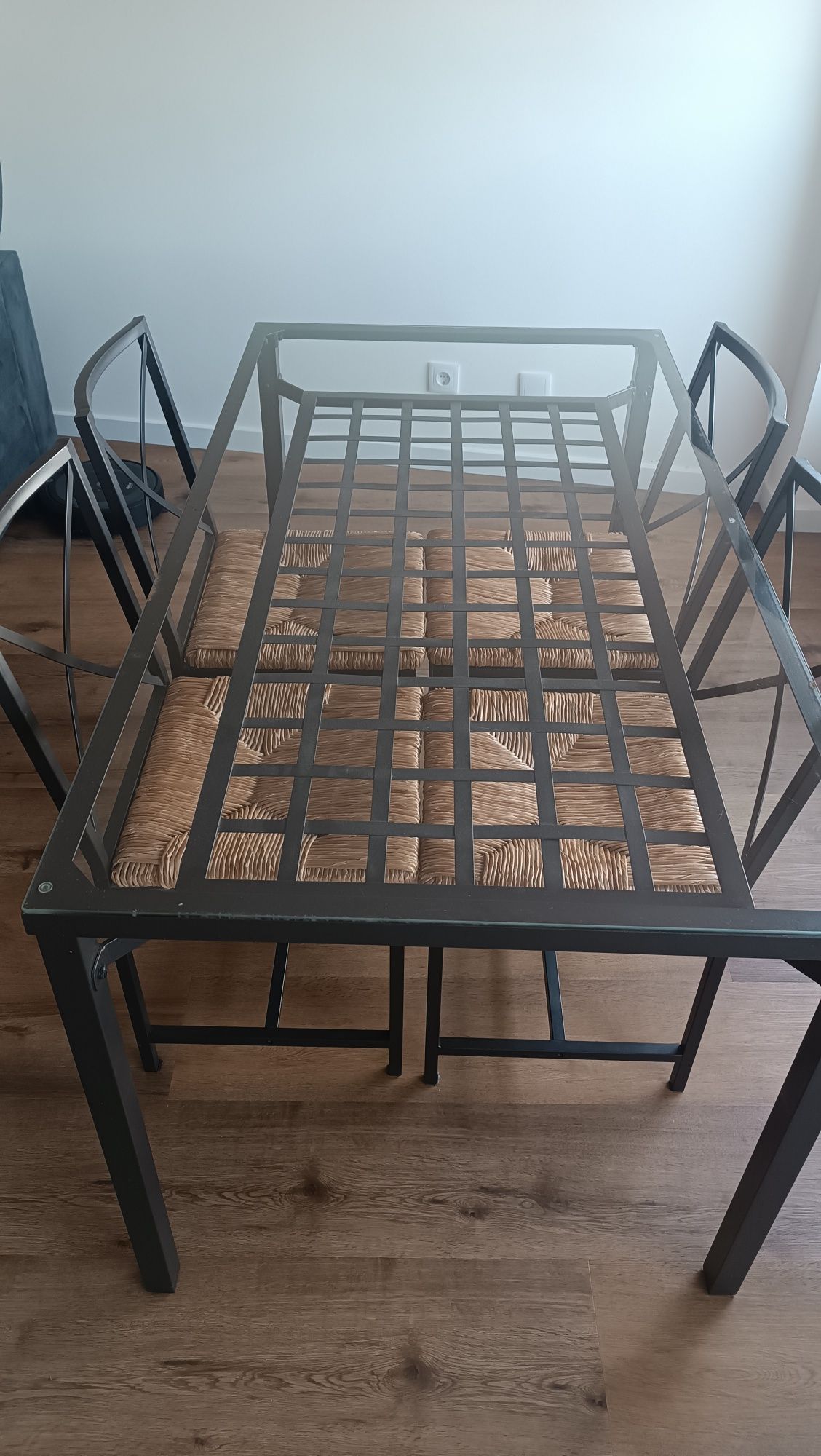 Mesa de vidro IKEA com cadeiras