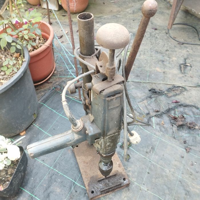 Máquina de furar antigas com suporte