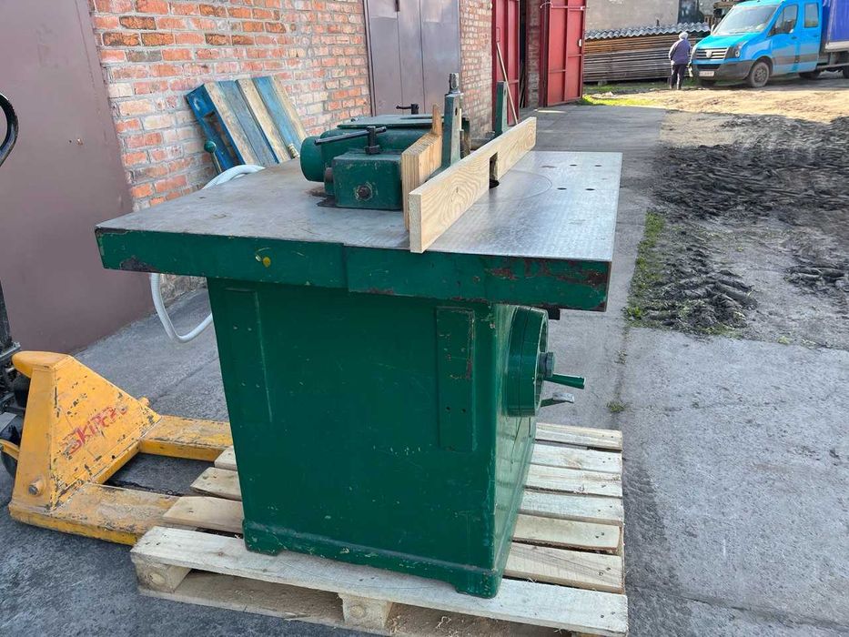 Станок верикально фрезерний..Фрезерний станок по дереву