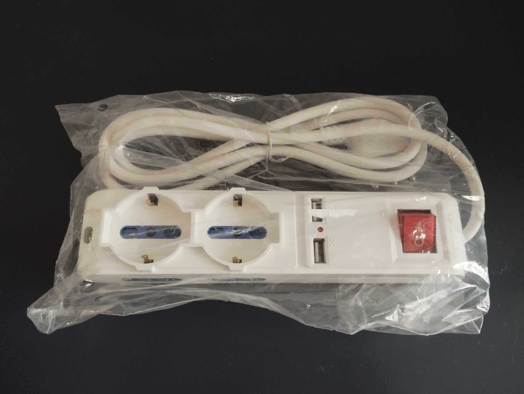 Wielofunkcyjne gniazdo 6 gniazd 2USB zawierają 2 wielokrotne 4 włoskie
