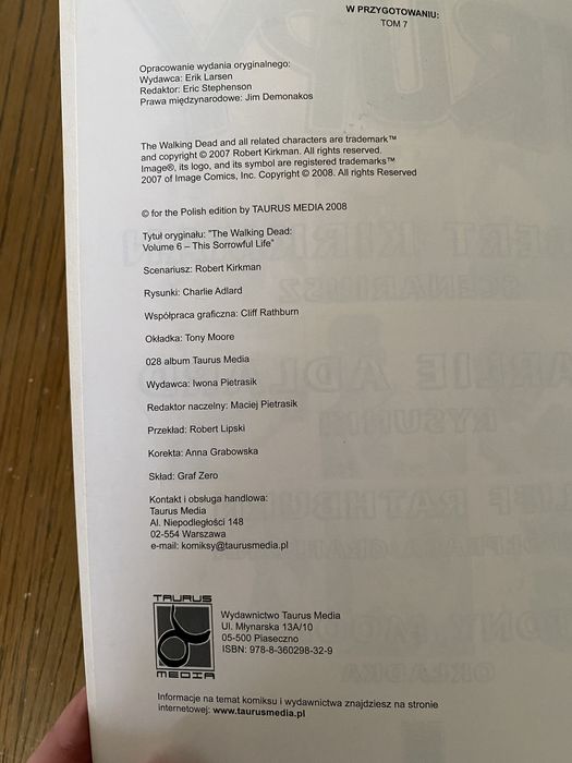 Unikat Żywe trupy Tom 6 To bolesne życie Taurus Media 2008
