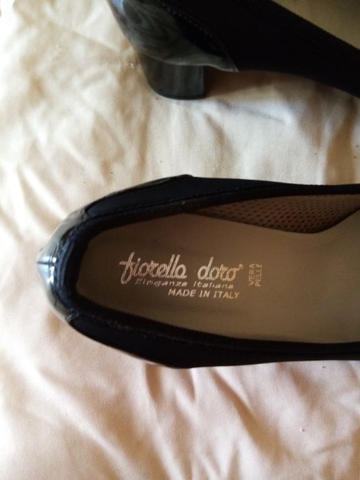 Sapatos novos pretos s/bico marca Fiorella