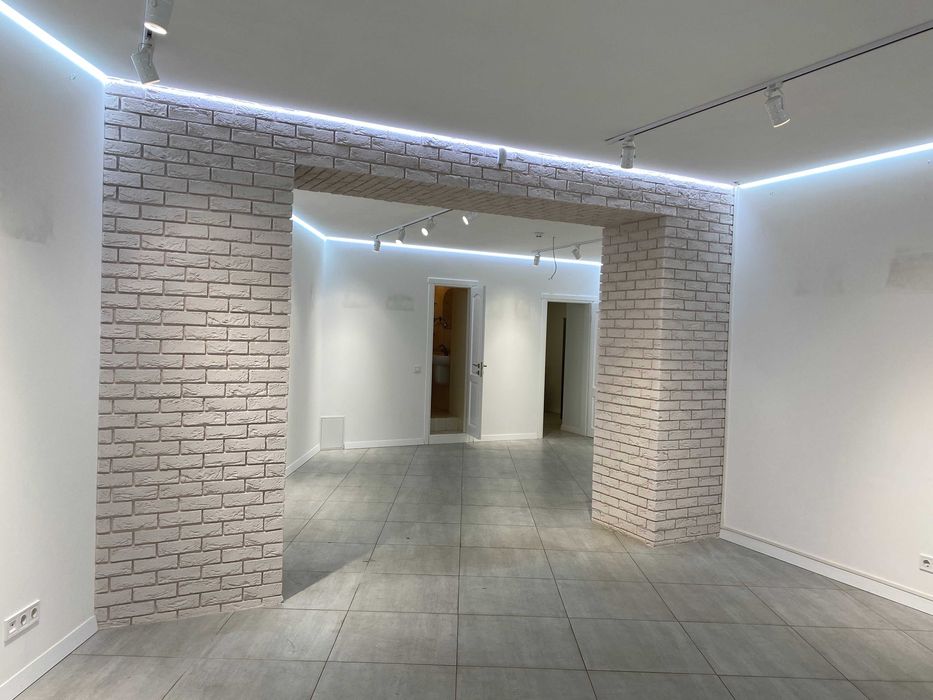 Фасадное помещение на тихой улице центра города. Ремонт.