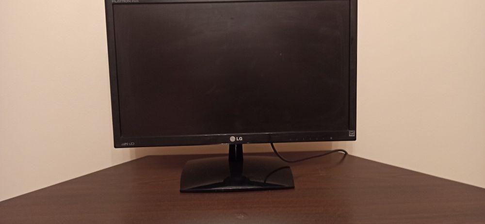 Профессиональный монитор LG Flatron IPS235V-BN без дефектов