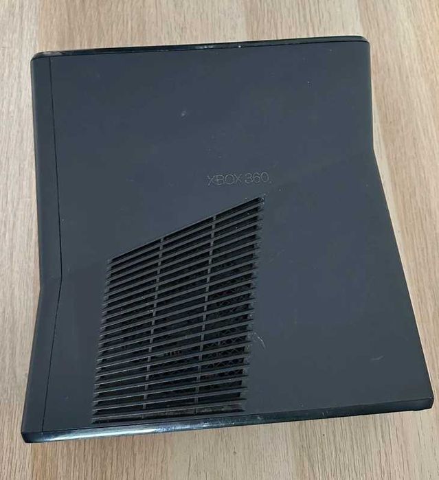 Xbox 360 Slim 4GB (S/Comando)