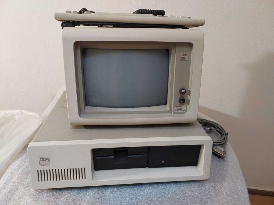 Computador  IBM 5160 com monitor IBM 5151