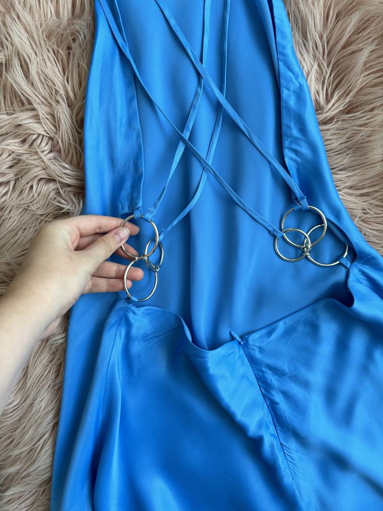 Elegancka niebieska sukienka z odkrytymi plecami ZARA