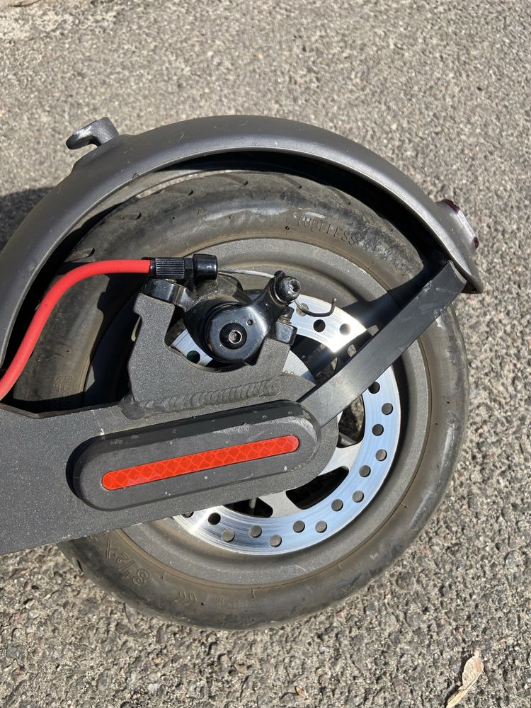 Продам електросамокат Xiaomi Mi Electric Scooter Pro
