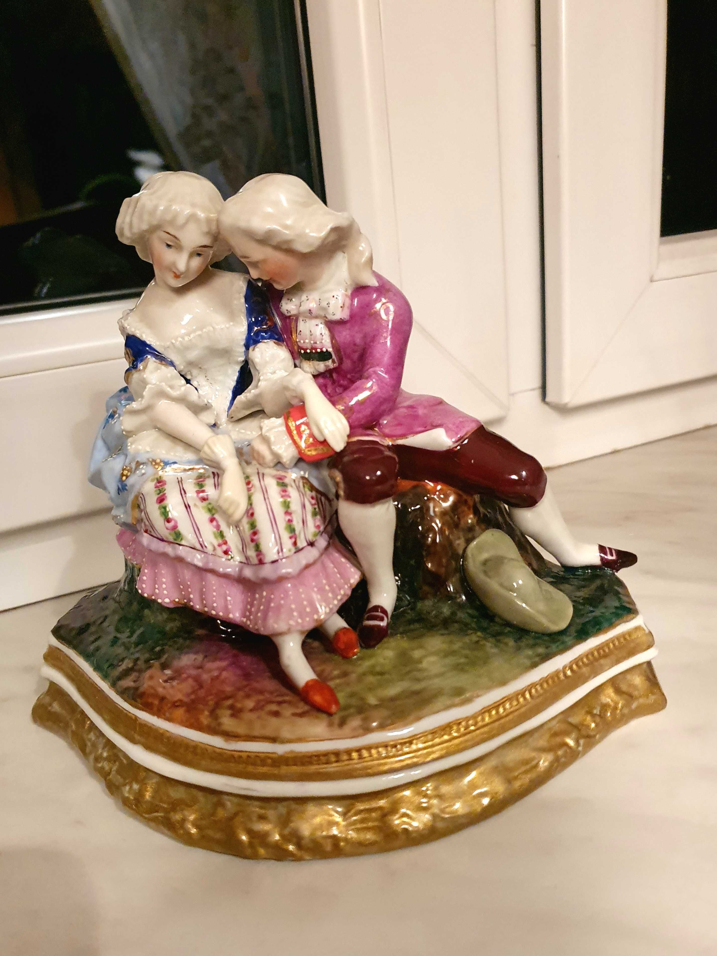 Niespotykana porcelanowa  figura ,siedząca para zakochanych .XIXw.
