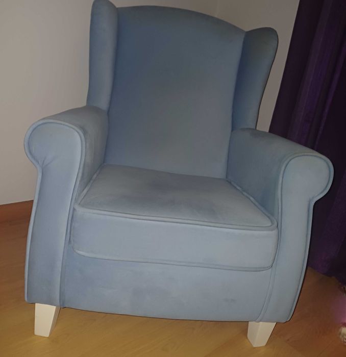 Cadeirão azul de amamentação